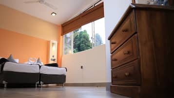 Phòng đôi Deluxe (With Attached Bathroom) | Bàn ủi/dụng cụ ủi quần áo, bộ trải giường