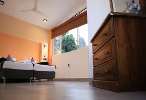 Deluxe Double Room (With Attached Bathroom) | Iron/ironing board, bed sheets - Kandy City Rooms & Hostel (Kandy)