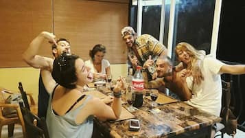 Budget Twin Room with Common Bath | Living area