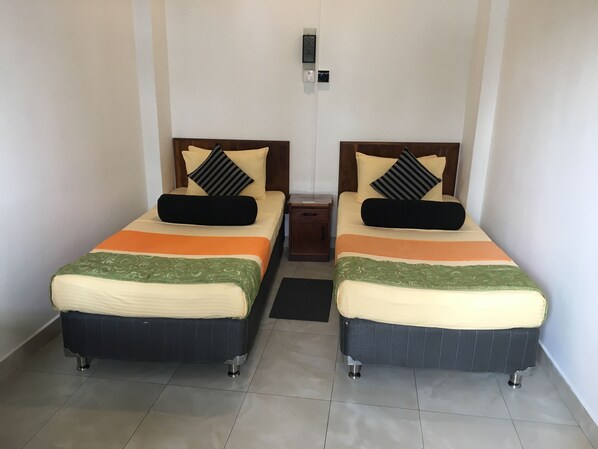 Tabla de planchar con plancha y ropa de cama