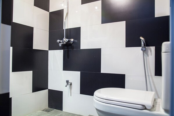 Habitación básica con 1 cama matrimonial o 2 individuales | Baño | Regadera, amenidades de baño gratuitas, secadora de cabello, bidet 