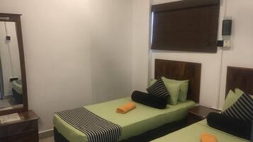 Budget Twin Room with Common Bath | Iron/ironing board, bed sheets