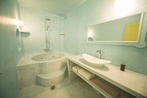 Vila, 2 quartos, piscina particular | Banheiro | Banheira e chuveiro separados, banheira de hidromassagem
