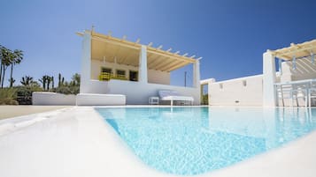 Hồ bơi trong nhà, hồ bơi ngoài trời, dù/ô trên bãi biển/hồ bơi