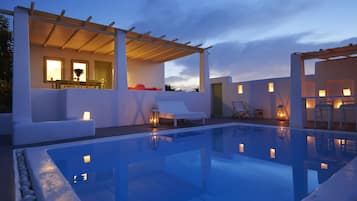 Piscina coperta, piscina all'aperto, ombrelloni da piscina, lettini