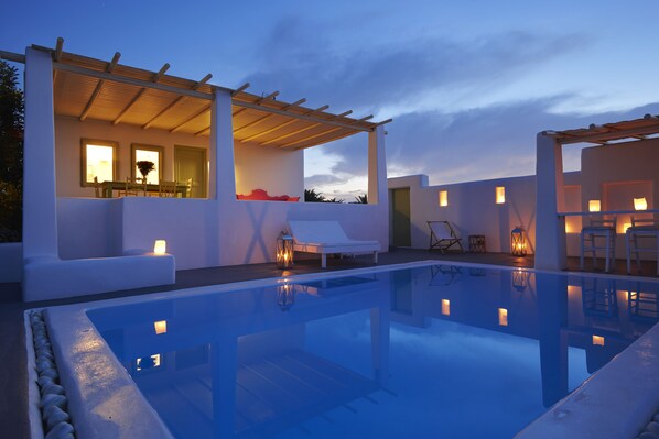 Indoor pool, outdoor pool, pool umbrellas, sun loungers - Villa Agrikoia (Santorini)