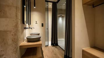 Suite Khas, patio | Kamar mandi | Shower, perlengkapan mandi gratis, pengering rambut, dan jubah mandi
