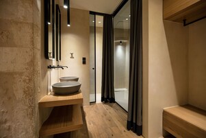 Ducha, artículos de tocador gratuitos, secador de pelo, batas