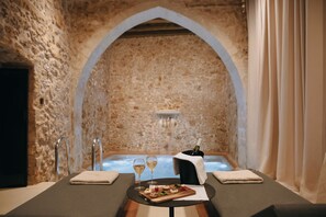 美體療程、臉部療程、美甲與護足、按摩服務