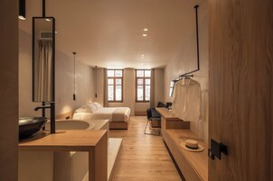 Design Suite with Indoor Hot Tub | 1 svefnherbergi, rúmföt af bestu gerð, míníbarir (sumir drykkir ókeypis)