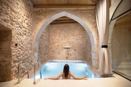 Una piscina cubierta. Monastery Estate Venetian Harbor