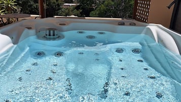 Suite Royal, bañera de hidromasaje, vistas al mar (Grand Master) | 1 dormitorio, ropa de cama de alta calidad, edredones de plumas