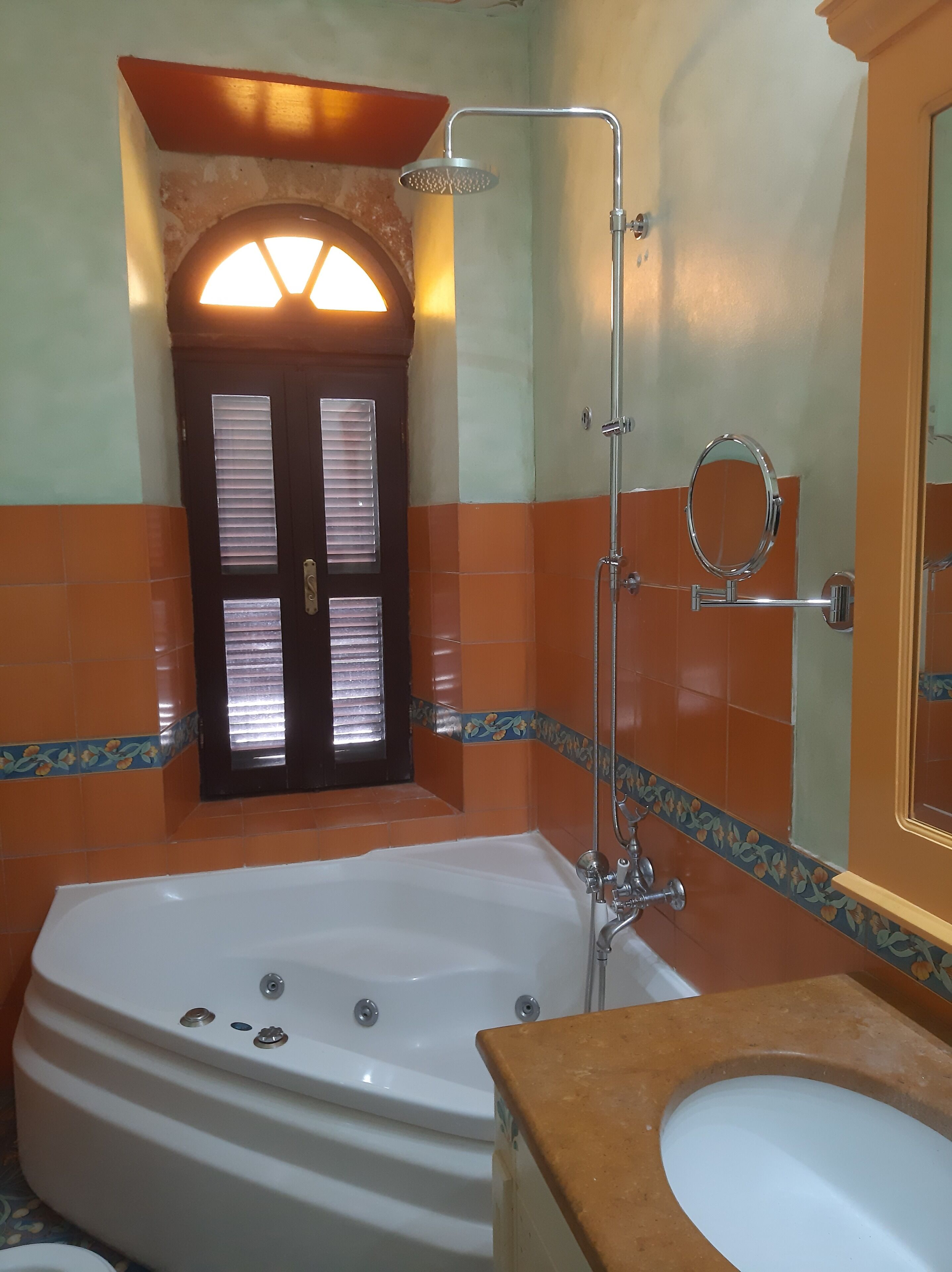 Ein Badezimmer mit Badewanne, Dusche und Waschbecken.