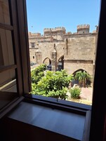 皇家套房, 热水浴缸, 海景 (Grand Master) | 高档床上用品、羽绒被、泰普尔床垫、客房内保险箱