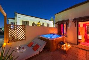 Phòng Suite Royal, b  ồn tắm nước nóng, quang cảnh biển (Grand Master) | Bồn tắm spa ngoài trời