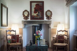 Sengetøy av topp kvalitet, minibar, skrivebord og blendingsgardiner