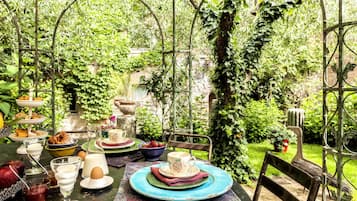 Tempat makan outdoor