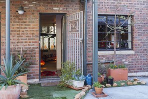 Deluxe Loft, 1 Queen Bed, City View | Property entrance