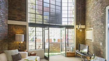 Loft Deluxe, 1 grand lit, vue ville | Coin séjour | TV connectée de 41 pouces avec chaînes numériques, Netflix