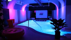 2 座室內游泳池和2 座室外游泳池，開放時間為 10:00 至 19:00，提供日光浴躺椅