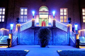 Voorkant accommodatie - avond/nacht