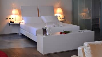 Presidential-Suite | Italienische BettbezĂŒge von Frette, hochwertige Bettwaren, Minibar