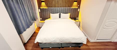 Kamar Double Deluks | Seprai premium, meja kerja, dan ruang kerja ramah laptop