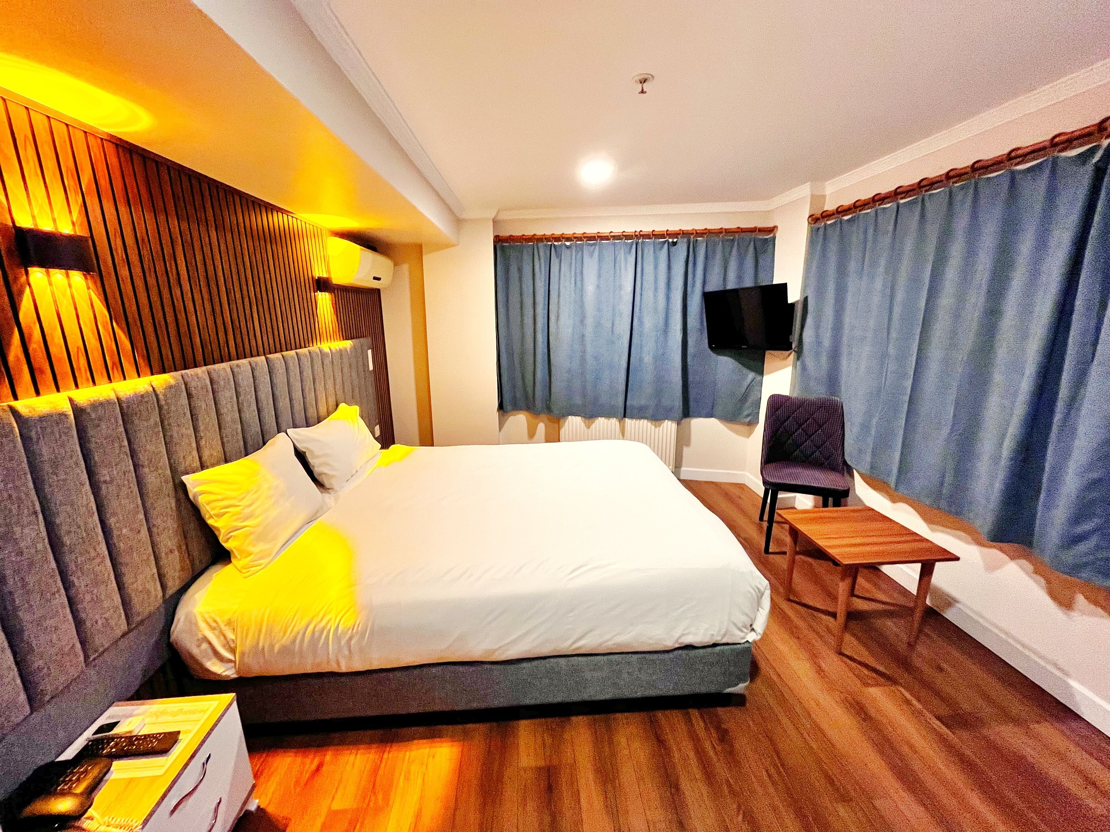 Premium bedding, in-room safe, desk, laptop workspace