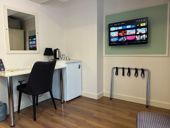 Premium bedding, in-room safe, desk, laptop workspace - Naila Hotel (Istanbul)