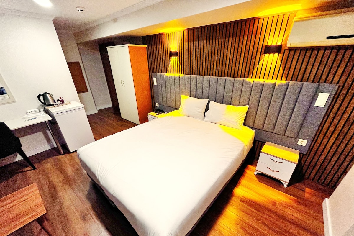 1 bedroom, premium bedding, desk, laptop workspace
