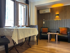 1 Schlafzimmer, hochwertige Bettwaren, Schreibtisch