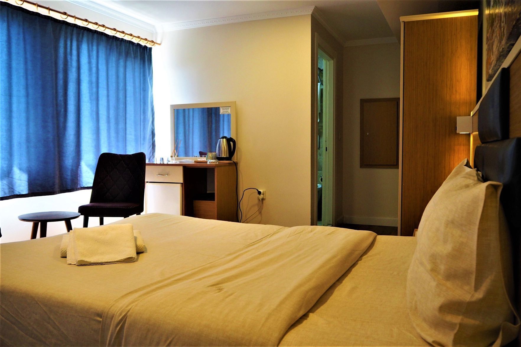 Premium bedding, in-room safe, desk, laptop workspace