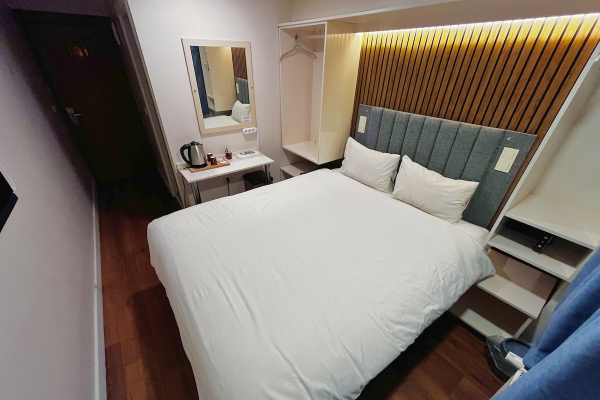 이코노미 더블룸 | 이집트산 면 시트, 고급 침구, 오리/거위털 이불, 셀렉트 컴포트 침대