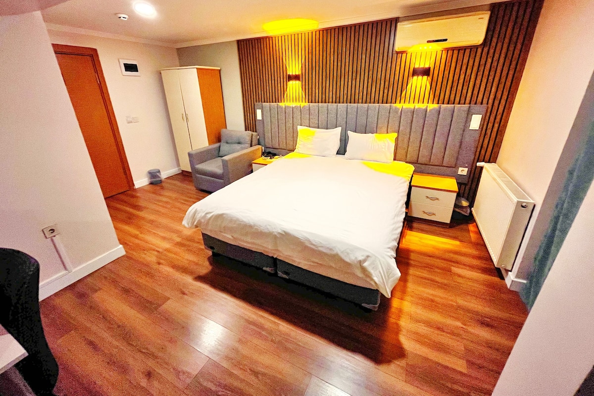 1 bedroom, premium bedding, desk, laptop workspace