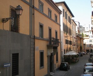 Exterior - Gonfalone 6 (Rome)