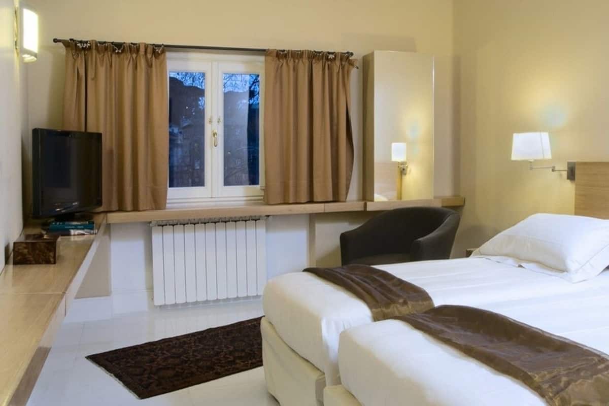 In-room safe, soundproofing, free WiFi