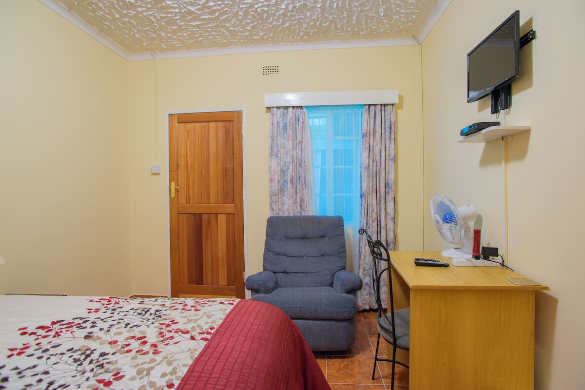 Standaard kamer | Een bureau, verduisterende gordijnen, extra bedden, gratis wifi