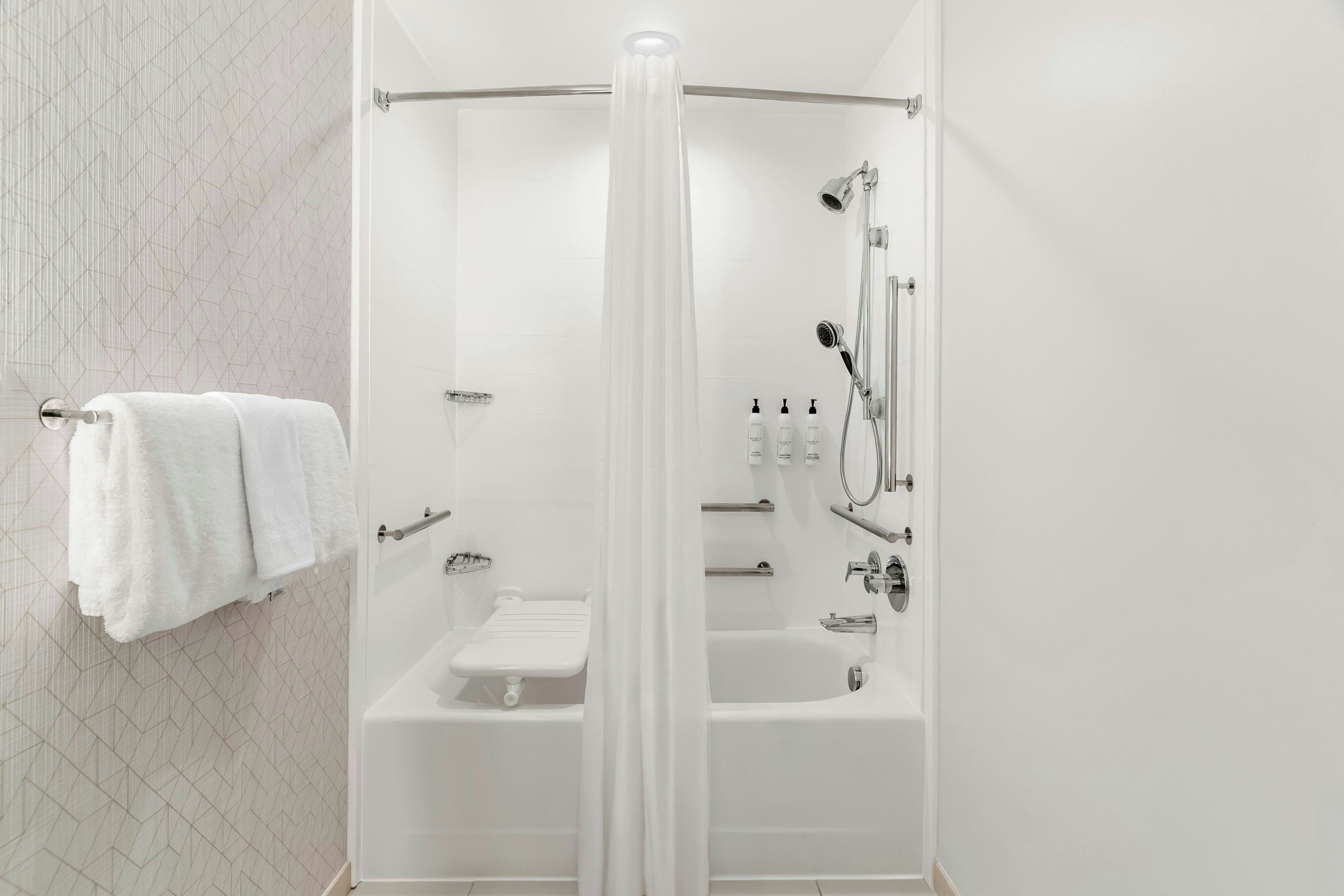 Un baño moderno con ducha a pie, bañera y retrete.