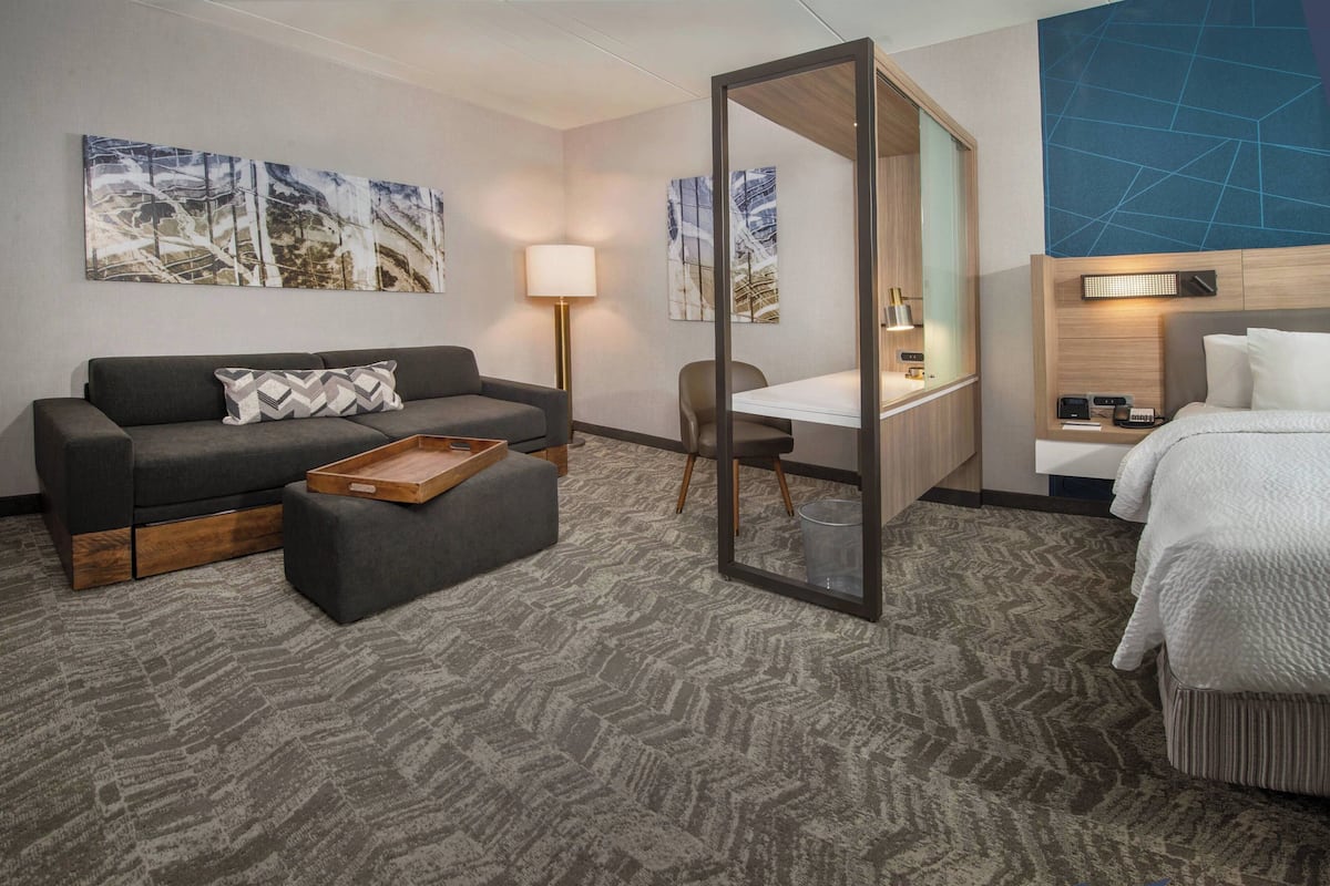 Executive suite, 1 kingsize bed met slaapbank, niet-roken, op de hoek | Woonruimte | Een 42-inch smart-tv met kabelzenders, een televisie en Netflix