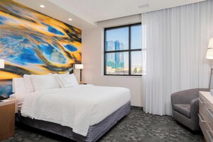 高档床上用品、办公桌、笔记本电脑工作区、遮光窗帘