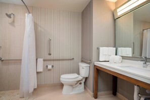 Un baño moderno con inodoro, ducha y lavamanos.
