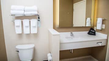 Un baño moderno con inodoro, lavamanos y perchero para toallas.