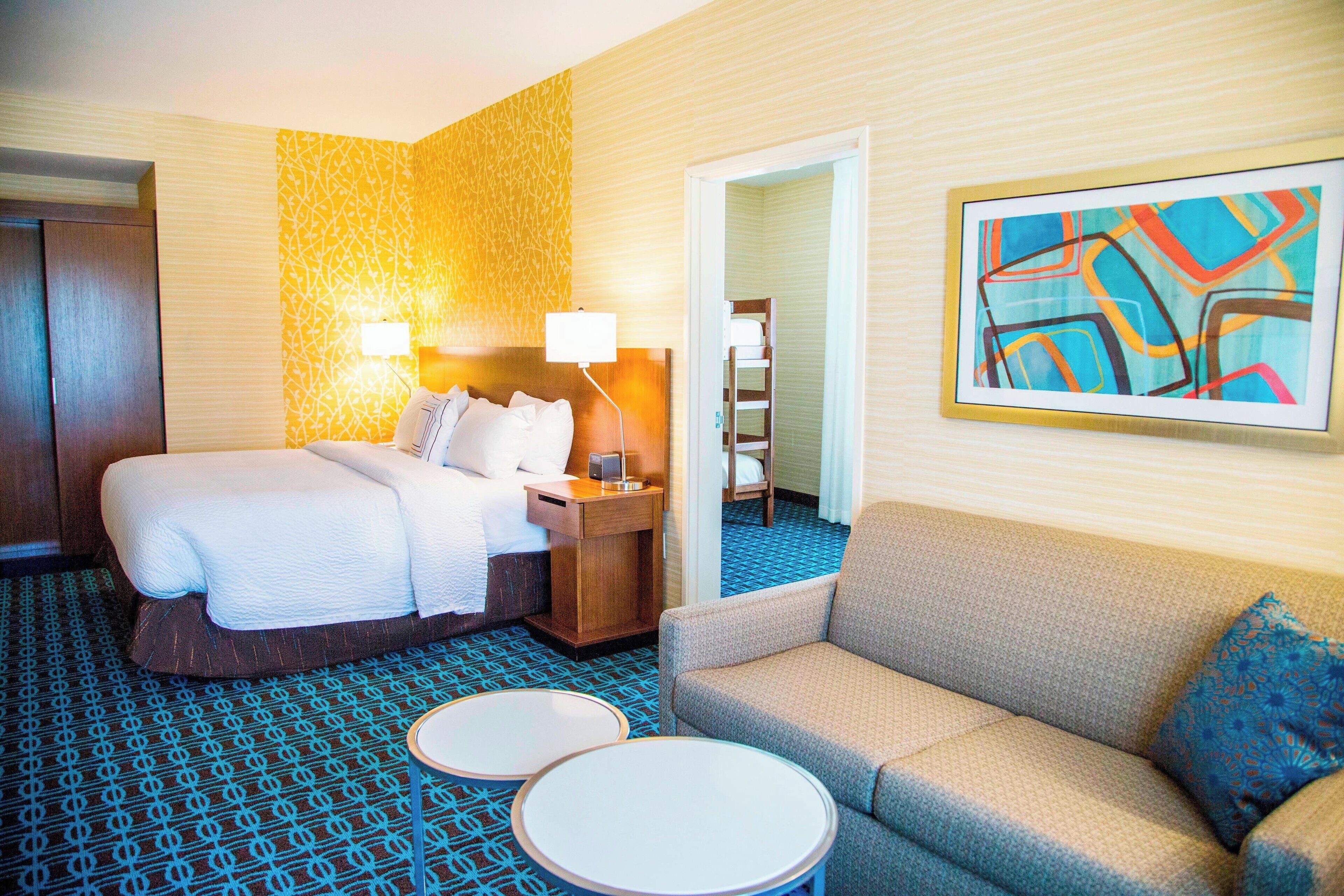 Escritorio, cortinas blackout y tabla de planchar con plancha 