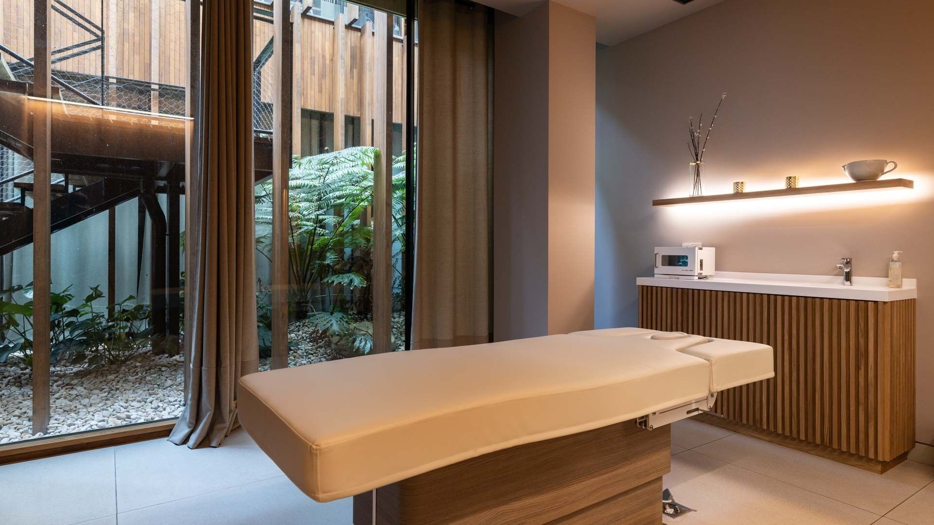 body treatments, facials, 5 treatment rooms, massages