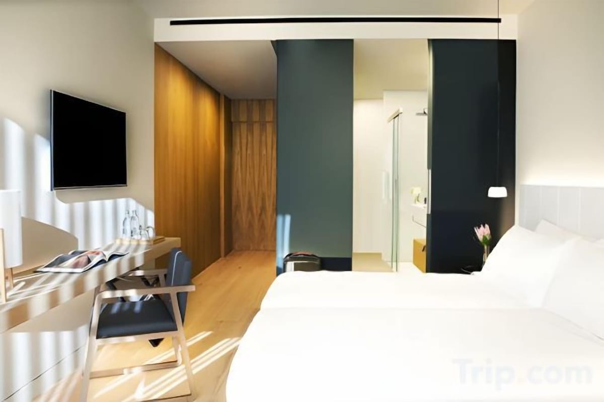 Premium bedding, in-room safe, desk, blackout drapes
