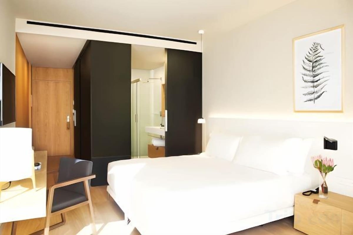 Premium bedding, in-room safe, desk, blackout drapes