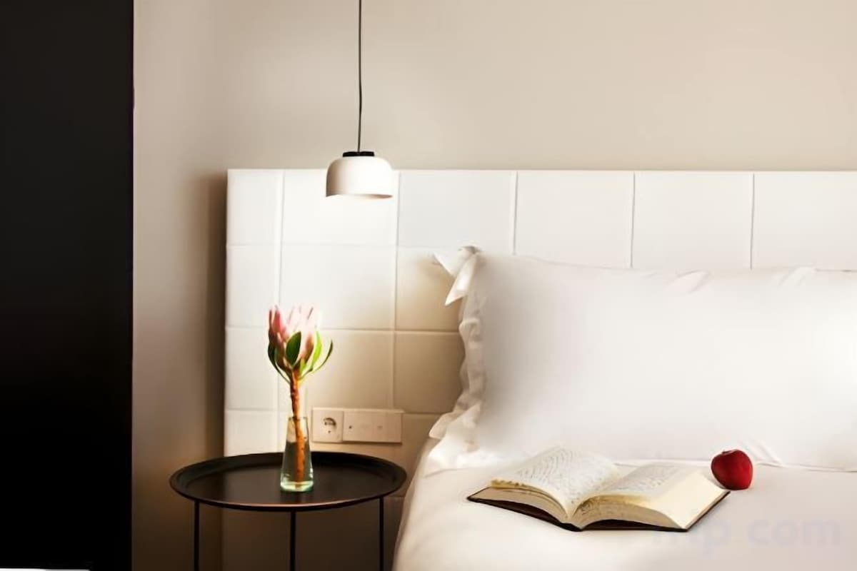 Premium bedding, in-room safe, desk, blackout drapes