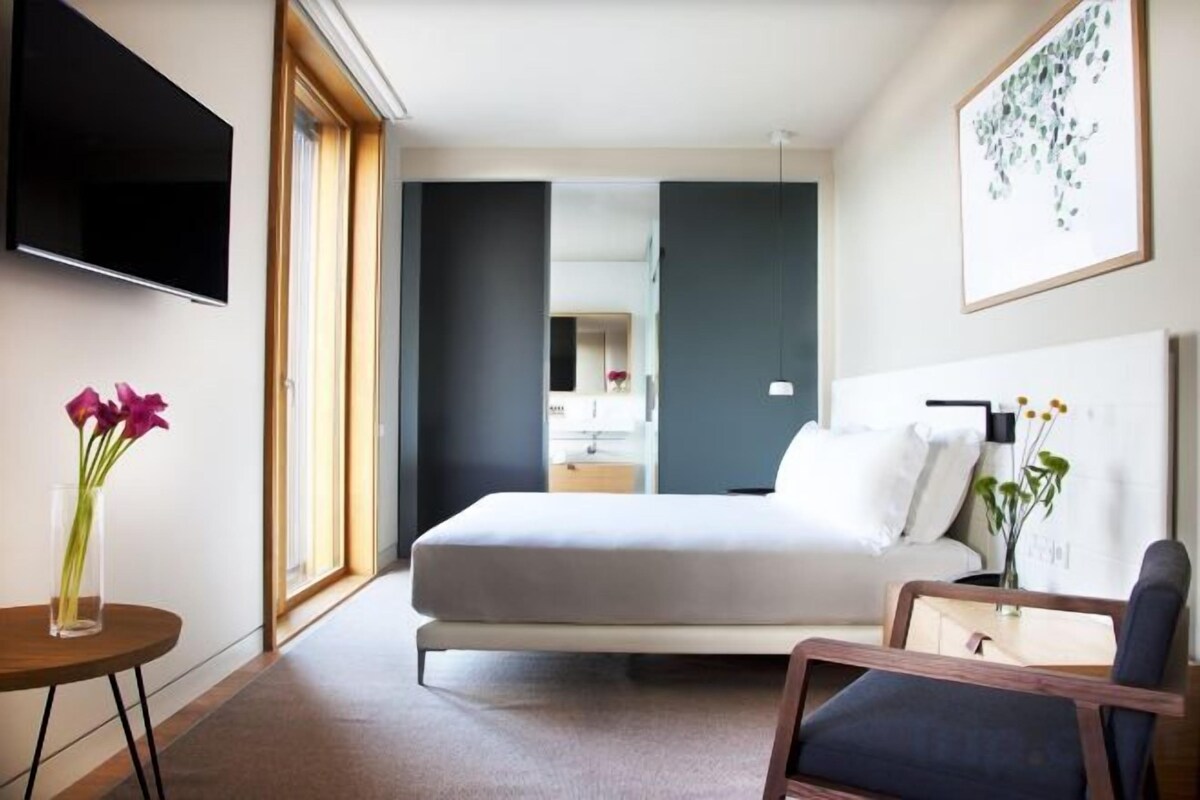 Premium bedding, in-room safe, desk, blackout drapes