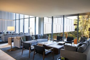 Con mesas al aire libre, se sirven desayunos, almuerzos y cenas