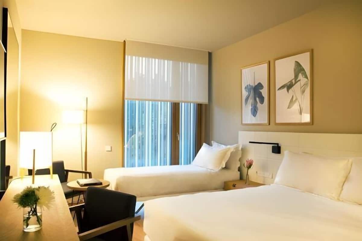 Premium bedding, in-room safe, desk, blackout drapes